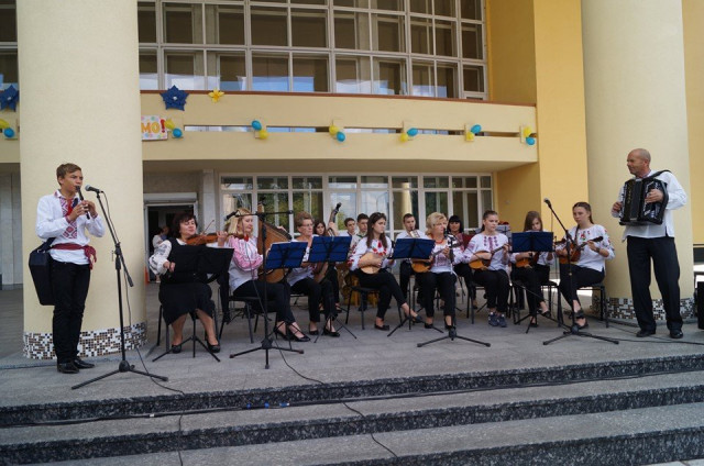 Виступає Народний ансамбль народних інструментів «Дивограй» Сергія Нікітіна