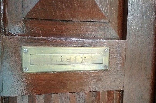 Фрагмент дверей на колишньому будинку Оловінських