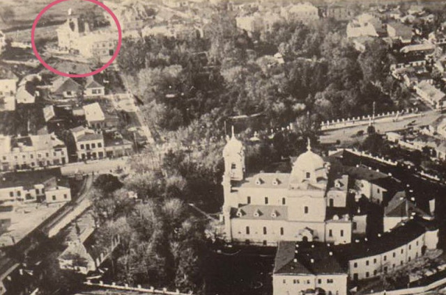 Фото 1920-х. За собором міський парк (тут зараз драмтеатр), вілла обведена кольором