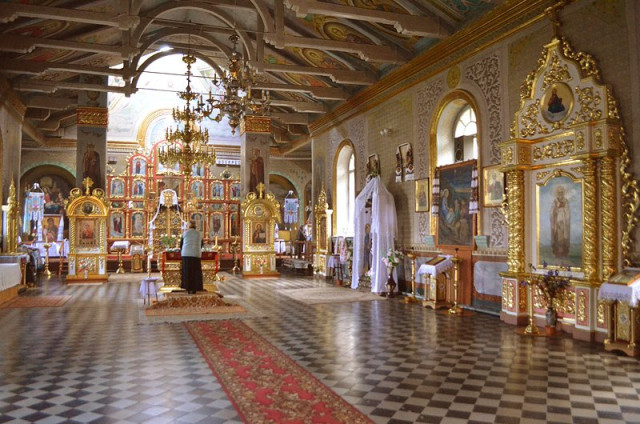 Всередині церкви