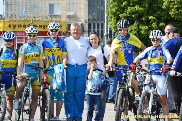 По центру Ковальов Віктор Сергійович, заслужений тренер України
