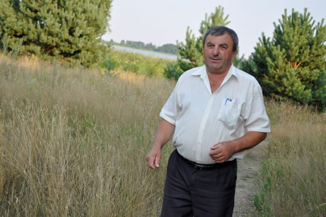 Володимир Луць оглядає ділянку, якою хоче заволодіти Дмитро Подолець
