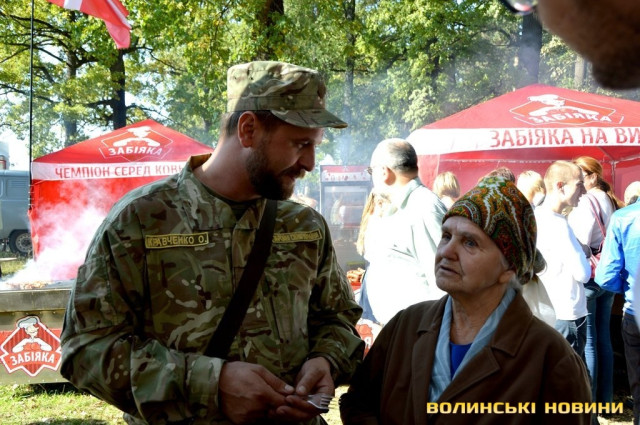 Боєць 14 бригади, учасник революції Гідності, волонтер, кандидат в депутати до міської ради від партії УКРОП Олександр Кравченко спілкується з мешканкою Ківерець