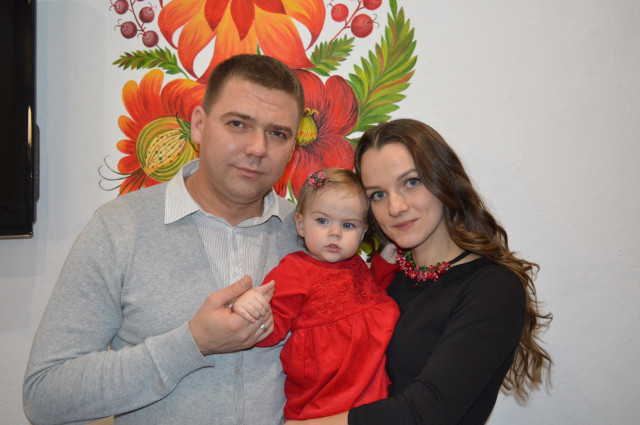 Дмитро Навроцький з дружиною та донечкою