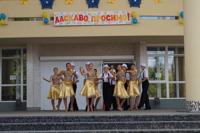 Виступають вихованці Народного ансамблю спортивного танцю «Ритм», керівники Світлана і Сергій Застровські