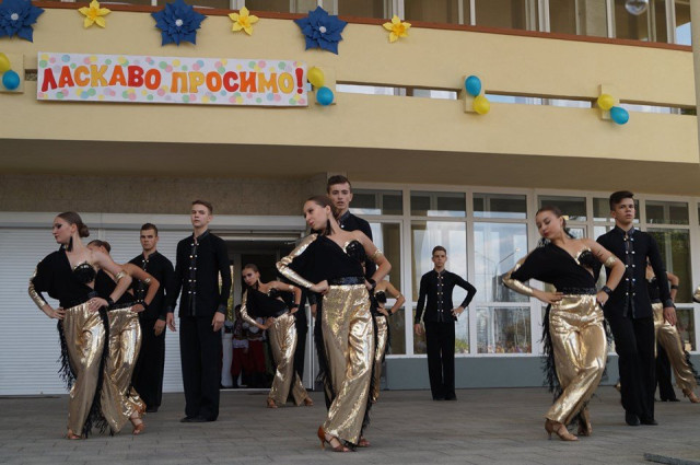 На сцені – Народний ансамбль спортивного бального танцю «Троянда», керівники Ольга і Сергій Кравчуки