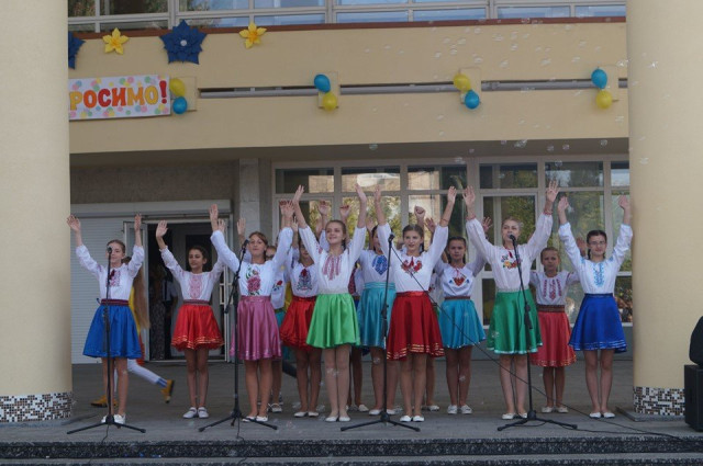 Вихованці Народного вокального ансамблю «Світанок», керівниця Ніна Марценюк