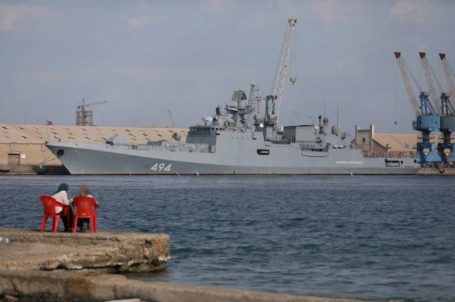 Російський військовий корабель на рейді в Порт-Судані