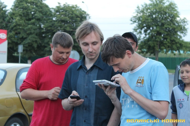 Майже у всіх в руках смартфони або планшети