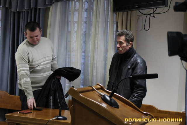 Іван Махновець (справа). Фото виконане до початку судового засідання