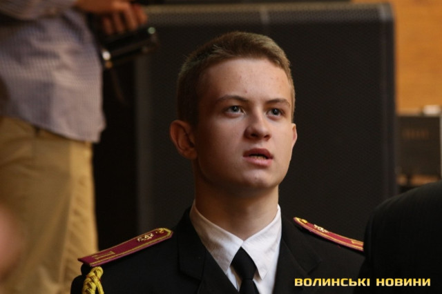 ліцеїст виконує Гімн України