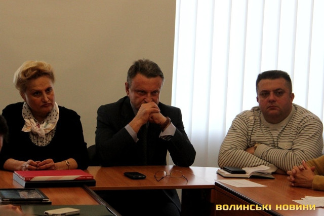 головний лікар Луцького пологового будинку Михайло Токарчук (в центрі)