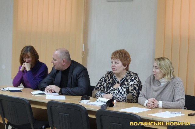 Ганна кравчук (друга справа)