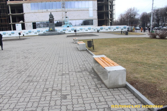 нові лавки, придбані в Дніпропетровську