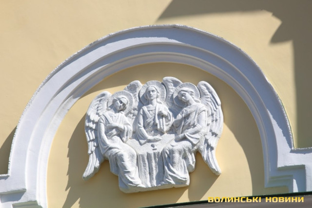 Барельєф на Свято-Троїцькому соборі
