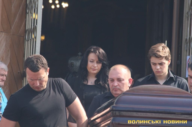 Дружина та син покійного