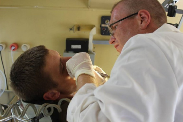 Максим Бабур з пацієнтом - позивний «Мойша»