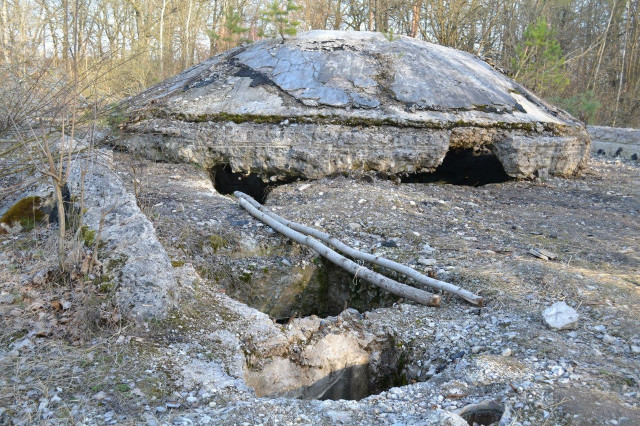 Закинута ракетна шахта на ракетній базі в лісі поблизу села Мовчанів Локачинського району