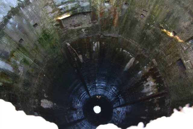 Закинута ракетна шахта на ракетній базі в лісі поблизу села Мовчанів Локачинського району