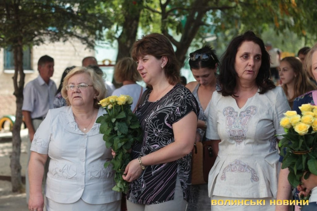 По центру: класний керівник Олександа Войчука Лілія Галас