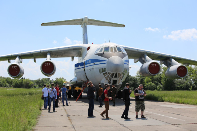 Активісти Організації Волинських Авіалюбителів ОВАЛ біля літака Іл 76МД на Луцькому військовому аеродромі 21 травня 2014 року