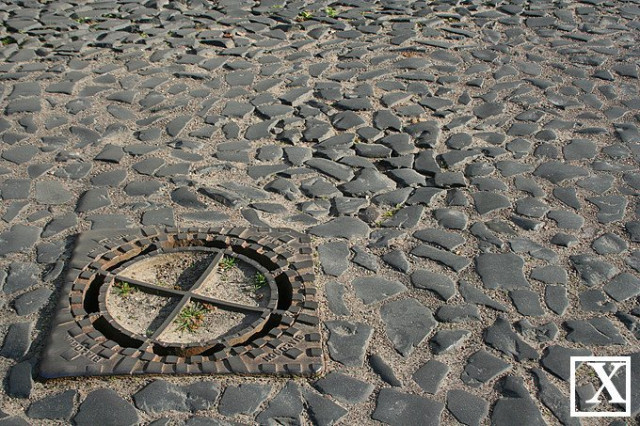 Ця бруківка залишилася на вулиці і майдані біля замку і до сьогодні. Люк пізнішого часу