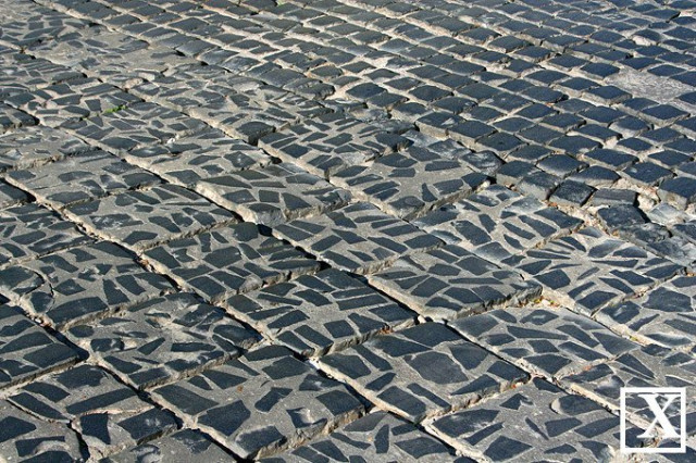 Квадратна трилінка напроти будівлі міськради