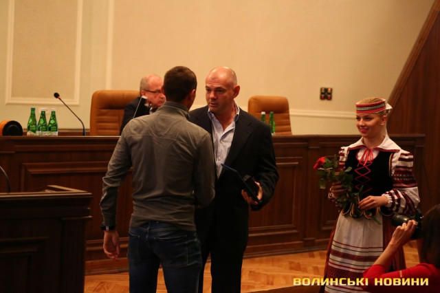 Вручення відзнаки паралімпійцю-чемпіону, футболісту Віталію Романчуку