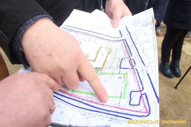 Леонід Стефанович показує де має розташовуватися спортзал