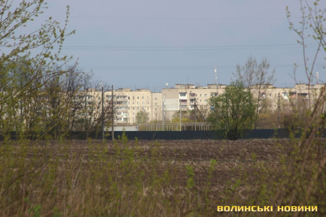 Через поле - житлові будинки району ЛПЗ