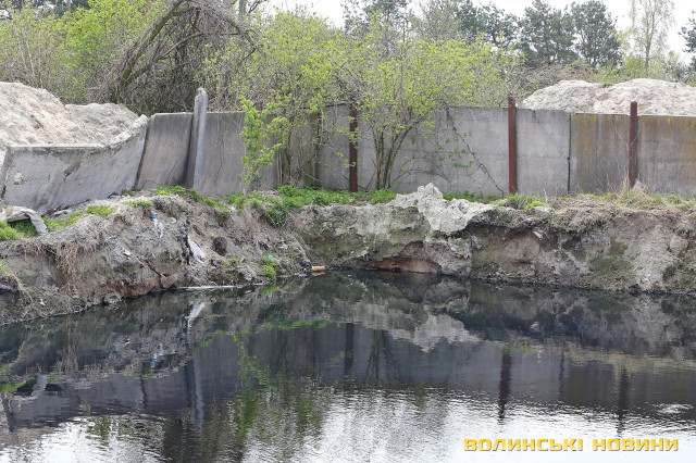 Компостна яма на території заводу