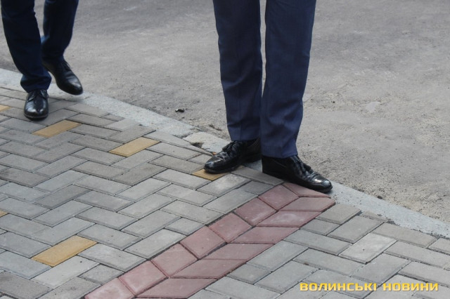 Підрядник має зрівняти бордюр і бруківку на один рівень