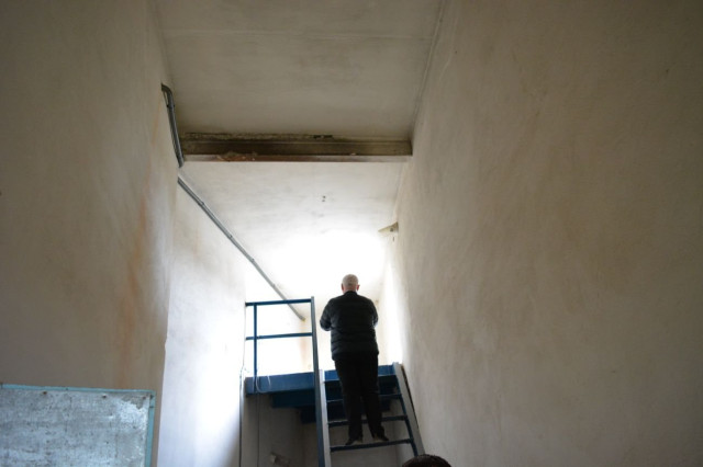 Олександр Хитрик оглядає місце знахідки