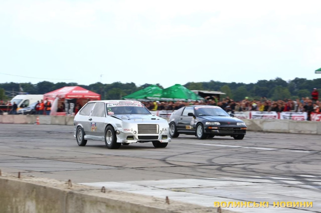 Срібний ВАЗ 2108 та Honda