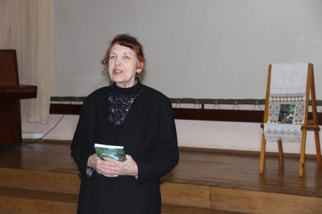 Олена Криштальська