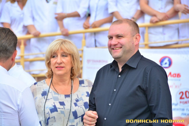 Депутат Волиньради Людмила Тимощук та керуючий справами виконавчого апарату Волиньради Дмитро Дубняк