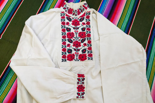 Чоловіча сорочка з косим коміром.