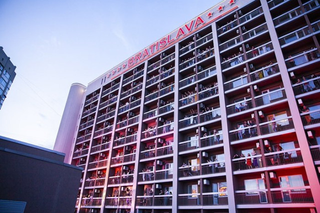  Глядачі дивилися його з номерів готелю Bratislava