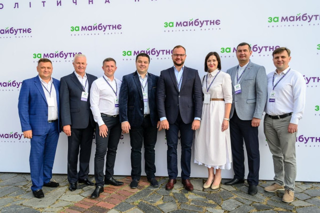 ...і активно робив командні світлини