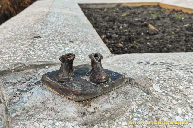 Ось що нині залишилося від фігурки.