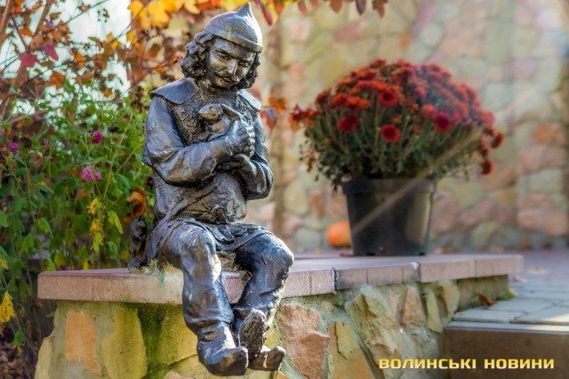 Франьо оберігає усіх тваринок зоопарку.