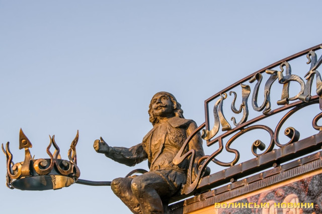 Стефан пропонує відчути себе нащадком королівського роду.