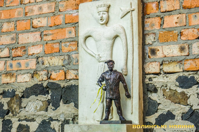 Вартків аж двоє: зображення і фігурка.