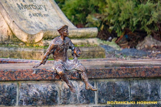 Зірко спостерігає за плином часу.