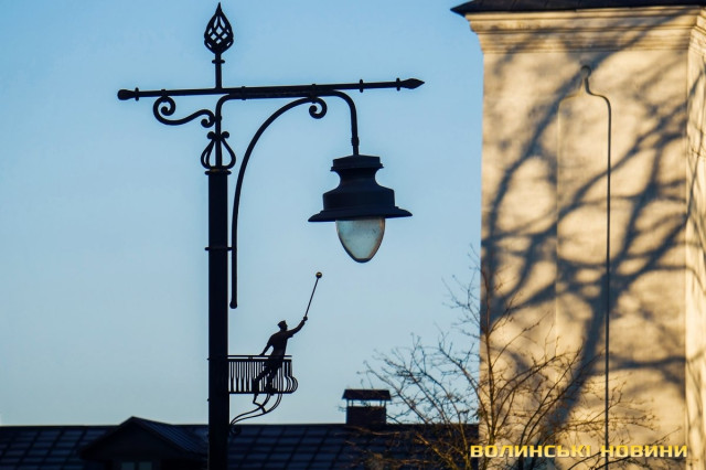 Вогняр пильнує, щоб ліхтарі запалювалися вчасно.