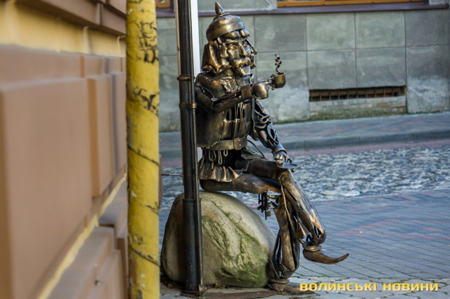 Кавус задумливо смакує гарячим напоєм. 