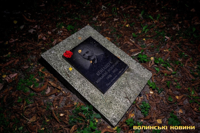 На деяких могилах нащадки поновили плити.