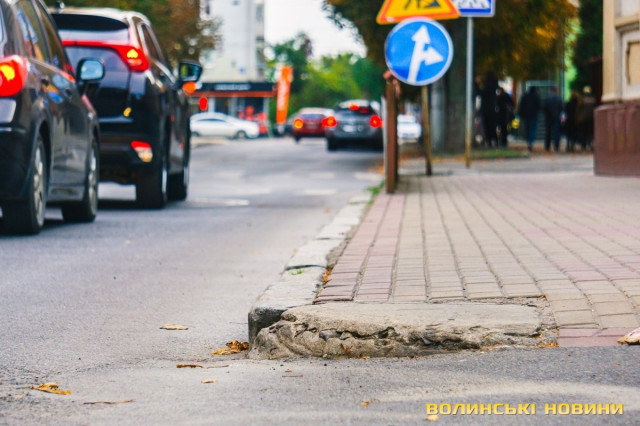 Кутові бордюри польських часів на вулиці Шопена.