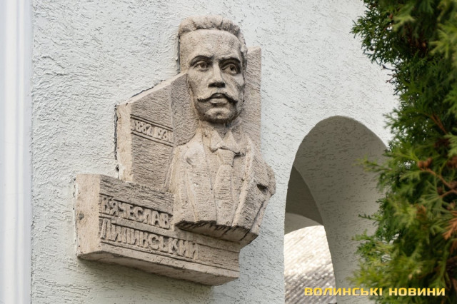 Дошка В’ячеславу Липинському на будинку, у якому проживав його брат Володимир.