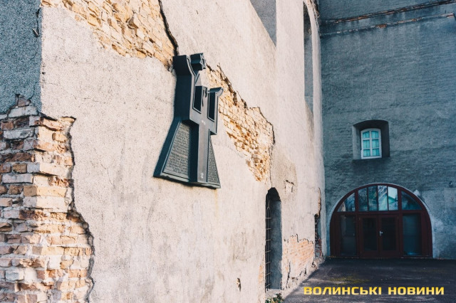 Двомовна (українською та івритом) дошка на честь луцької синагоги та в пам’ять про євреїв, знищених у луцькому гетто.